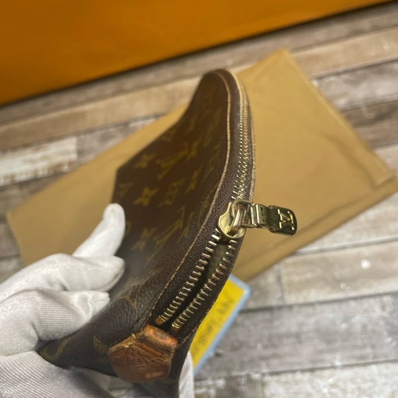 Louis Vuitton Pouch - Picture 15 of 16